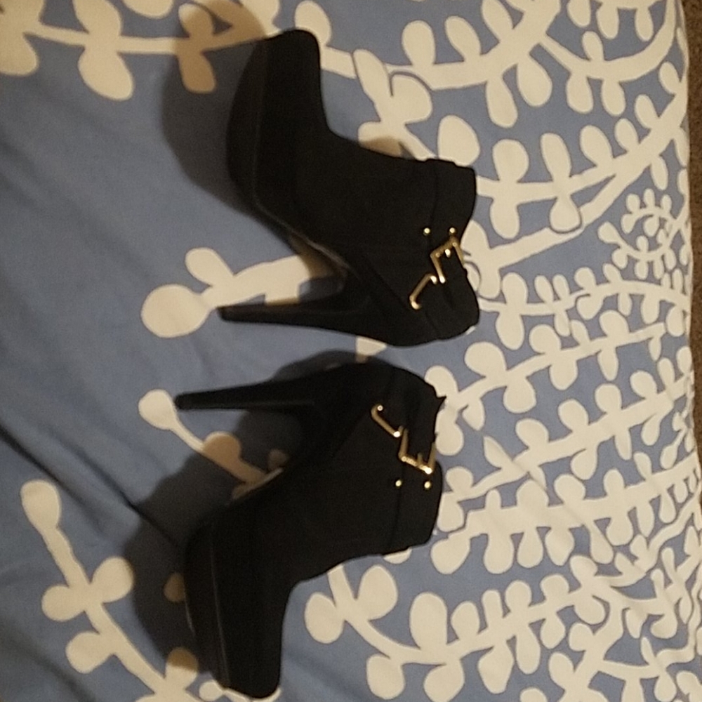 Guess size 8 heel booties